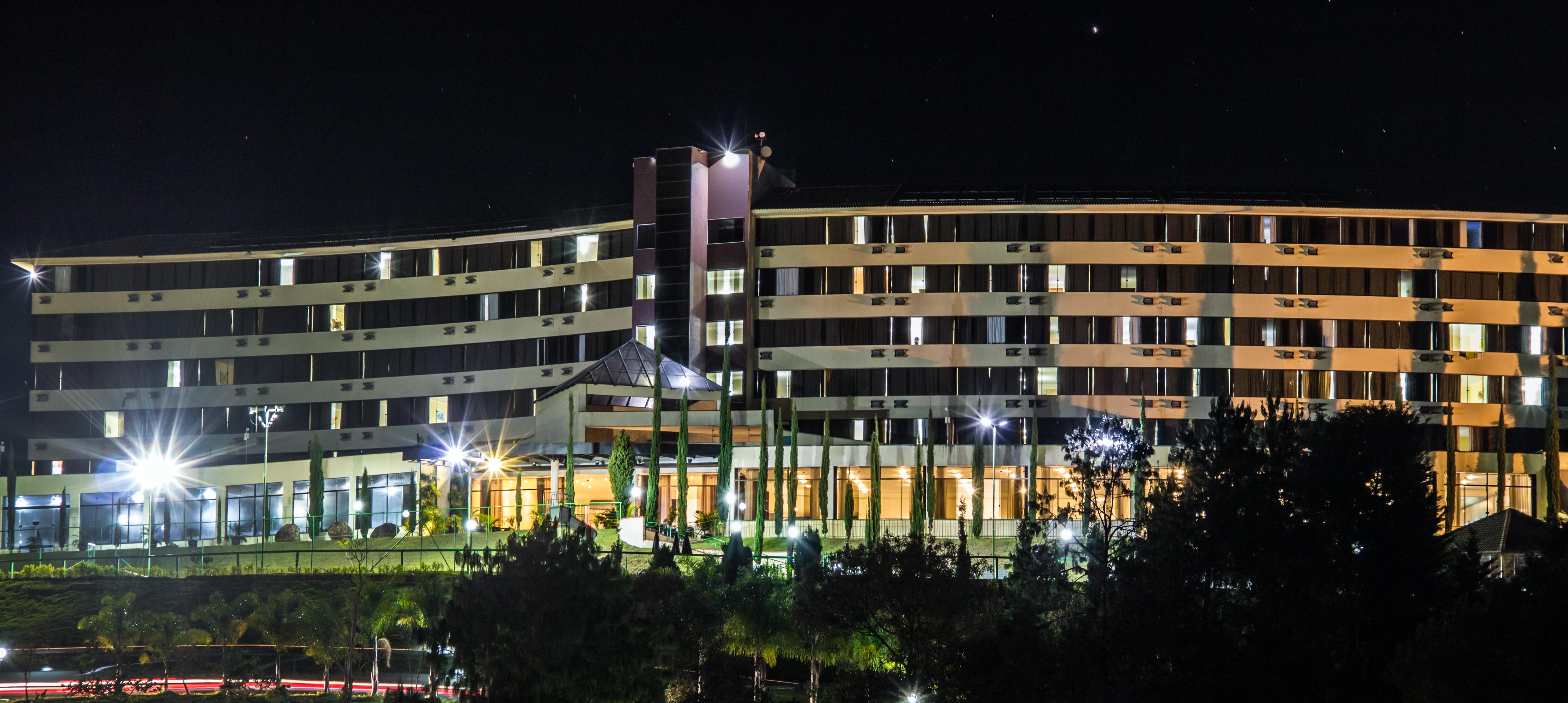 Hotel Golden Park All Inclusive Pocos De Caldas By Nacional Inn Bagian luar foto The hotel at night