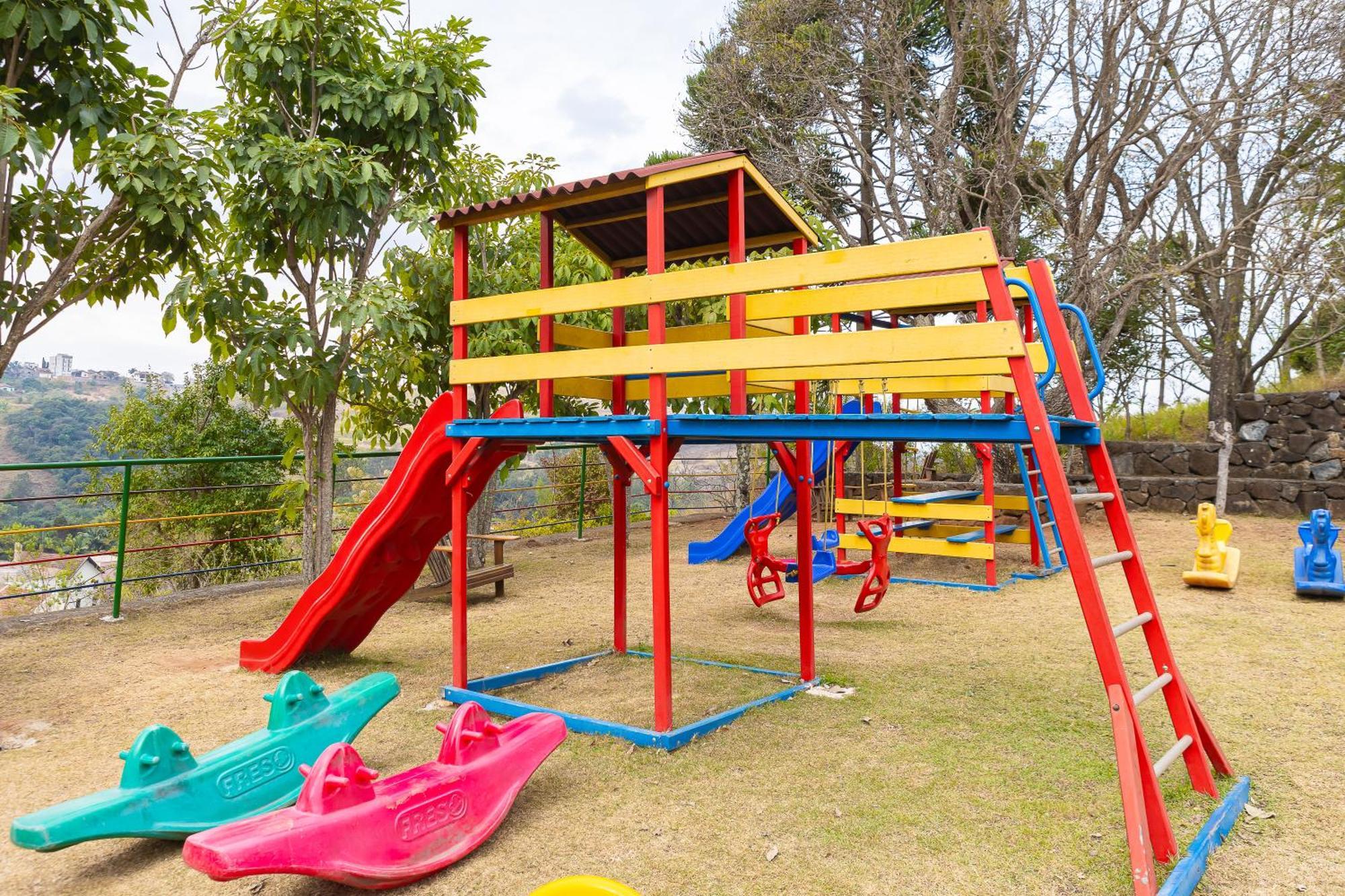 Hotel Golden Park All Inclusive Pocos De Caldas By Nacional Inn Bagian luar foto Playground at the school