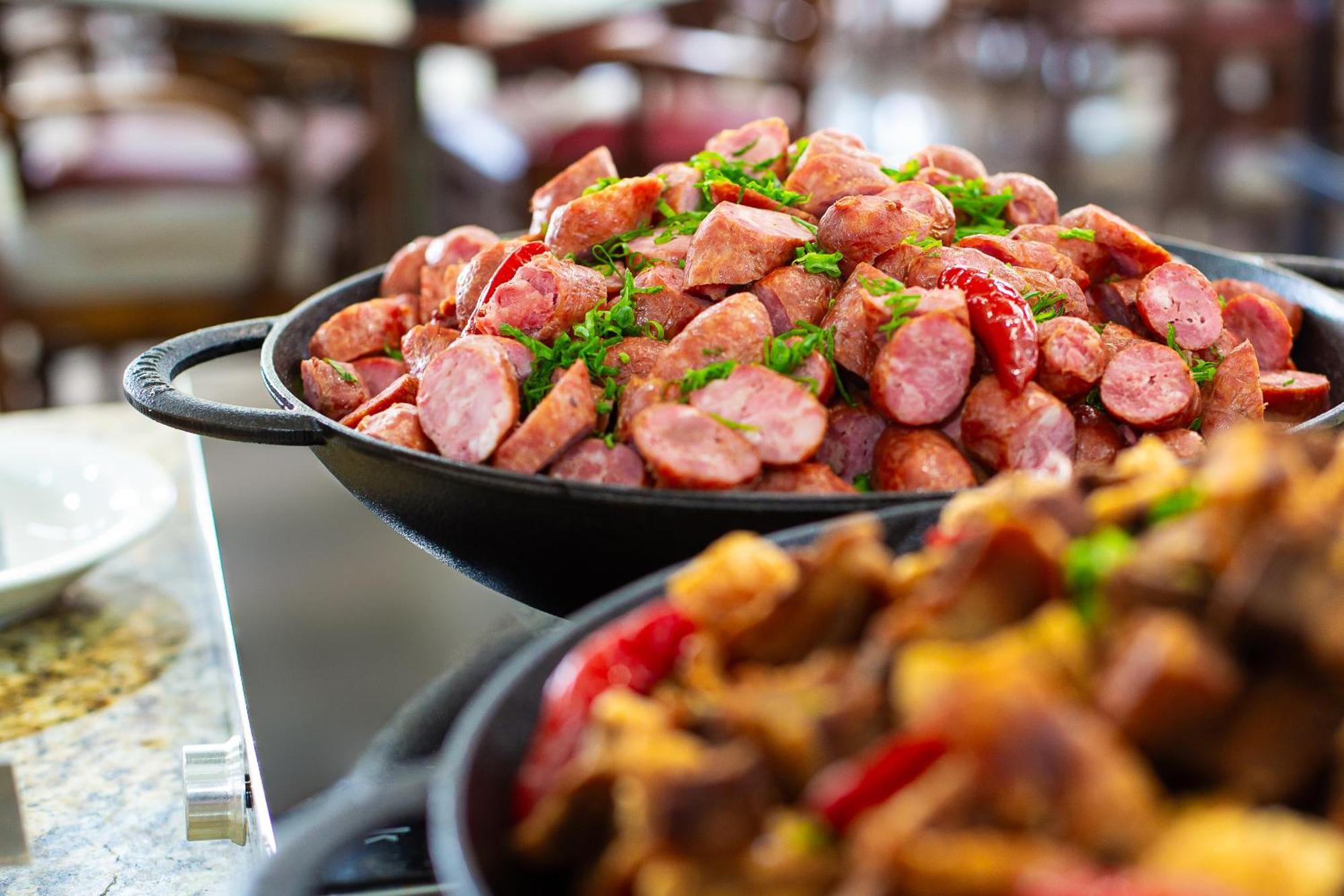 Hotel Golden Park All Inclusive Pocos De Caldas By Nacional Inn Bagian luar foto Kielbasa prepared in a skillet