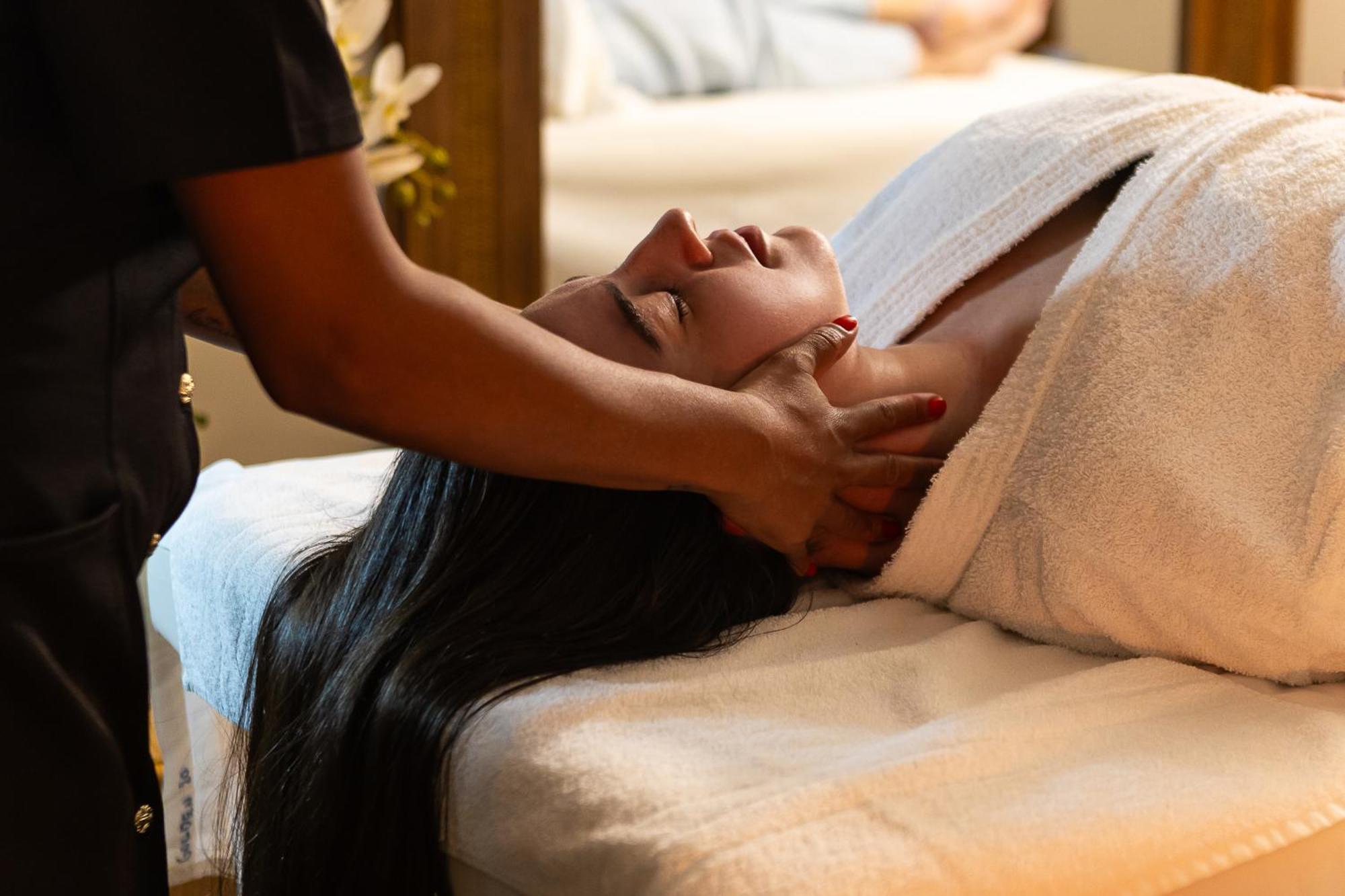 Hotel Golden Park All Inclusive Pocos De Caldas By Nacional Inn Bagian luar foto A woman receiving a head massage